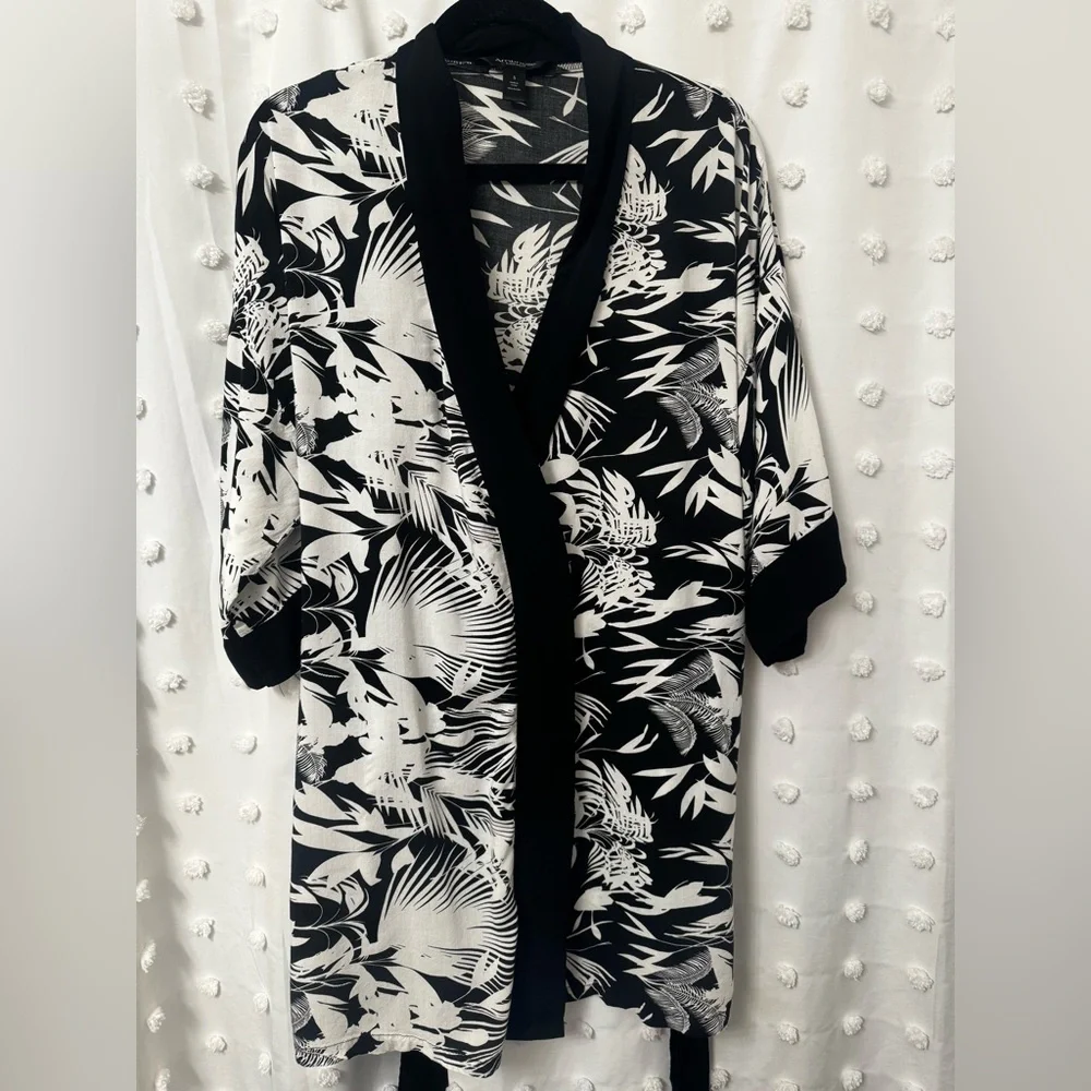 Ambrielle Rayon Kimono Robe Black White Tropical Print